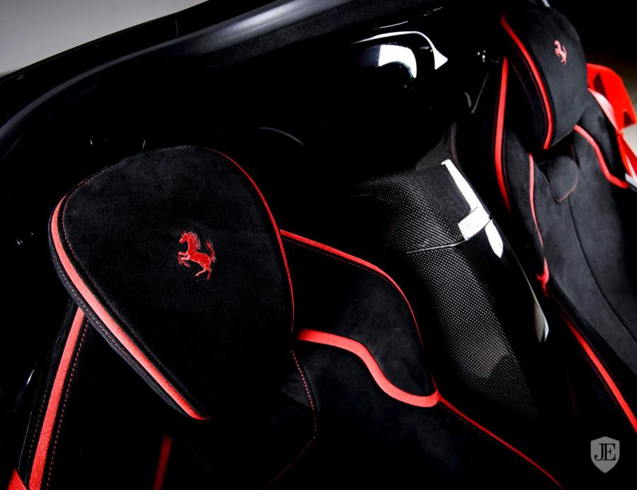 Детали интерьера Ferrari LaFerrari Rosso Corsa 2014 года  (фото 12 из 19)